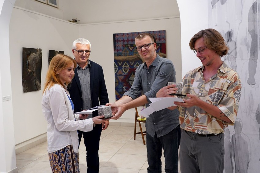 Predstavnik Telekoma Srbija uručuje nagrade studentima