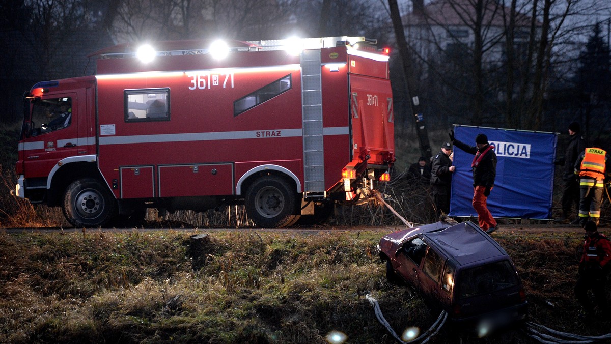 Dziś popołudniu w Tryńczy (woj. podkarpackie) odbył się pogrzeb dwóch sióstr - Ani i Dominiki, które w Boże Narodzenie zginęły w wypadku samochodowym. Samochód, którym jechały wraz ze znajomymi wpadł do rzeki i utonął.