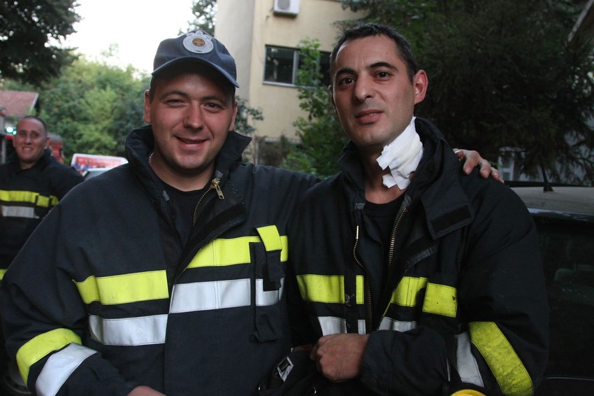 Prilikom gašenja požara vatrogasac (desno) zadobio lakše povrede