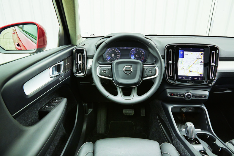 Porównanie: Jaguar E-Pace i Volvo XC 40 - małe Suv-y, duża frajda?