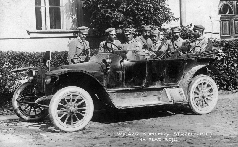 Józef Piłsudski (siedzi w aucie) w Kielcach w roku 1914