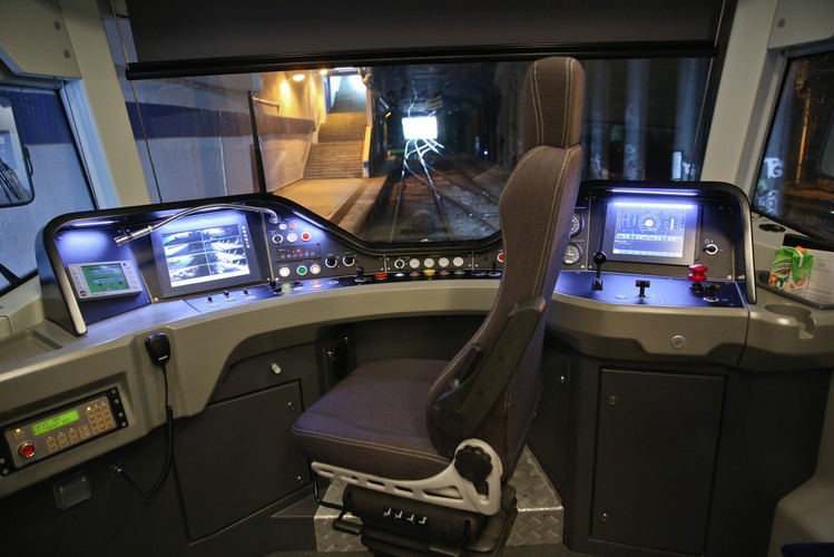 Elektryczne zespoły trakcyjne 39WE to sześcioczłonowe pojazdy o długości 60 m składające się z 2 jednoprzestrzennych części po 3 człony każda. <br>
<br>
Źródło informacji: NEWAG S.A.<br>
fot. (cat) PAP/Rafał Guz