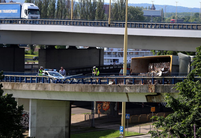 Szczecin: Ciężarówka przewróciła się na Trasie Zamkowej