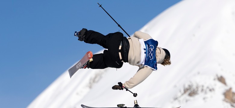 Chwila grozy na igrzyskach olimpijskich. Podczas ewolucji w powietrzu zawodniczce odpięła się narta