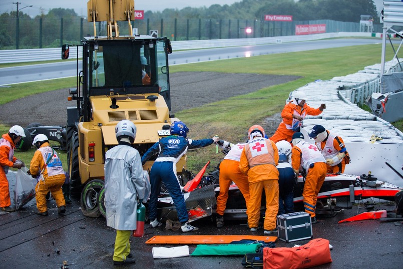 Wyścig o Grand Prix Japonii po tym, jak groźnemu wypadkowi uległ Francuz Jules Bianchi. Kierowca teamu Marussia uderzył w dźwig, który podnosił bolid Niemca Adriana Sutila (Sauber).