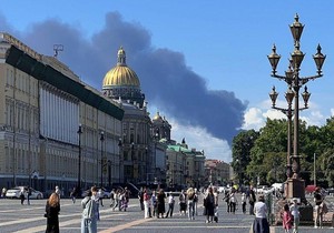 Ogroman oblak gustog crnog dima nadvisio je horizont Sankt Peterburga usled napada ukrajinskog drona 3. juna 2026. | Foto: Getty Images