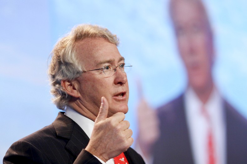 <strong>2. Aubrey McClendon</strong><br /><br />

Szef koncernu Chesapeake Energy, który miał problem z rozgraniczeniem interesów firmy i swoich własnych. McClendon pożyczył 1,1 mld dolarów na trzy lata dając za to gwarancje w postaci swoich udziałów w przeszło tysiącu szybów wiertniczych koncernu. Równocześnie prowadził on “na boku” fundusz hedżingowy specjalizujący się w handlu ropą i gazem, w oczywistym konflikcie interesów z zatrudniającą go firmą.