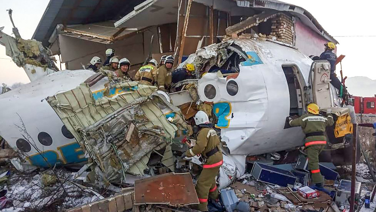 23-letni pasażer samolotu, który w ubiegłym tygodniu rozbił się w Ałma Acie w Kazachstanie, został odznaczony medalem za odwagę. Według władz mężczyzna ratował innych pasażerów i zasłonił swoim ciałem kobietę w ciąży.