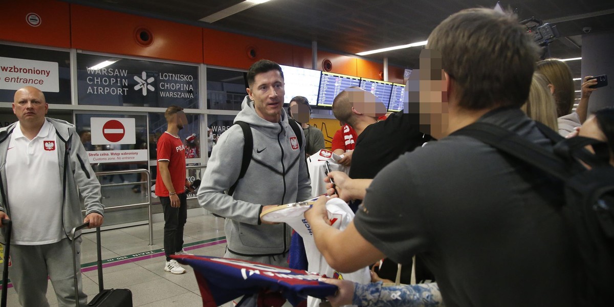 Robert Lewandowski, choć zmęczony i smutny, to nie odmówił autografu i wspólnego zdjęcia żadnemu kibicowi. 