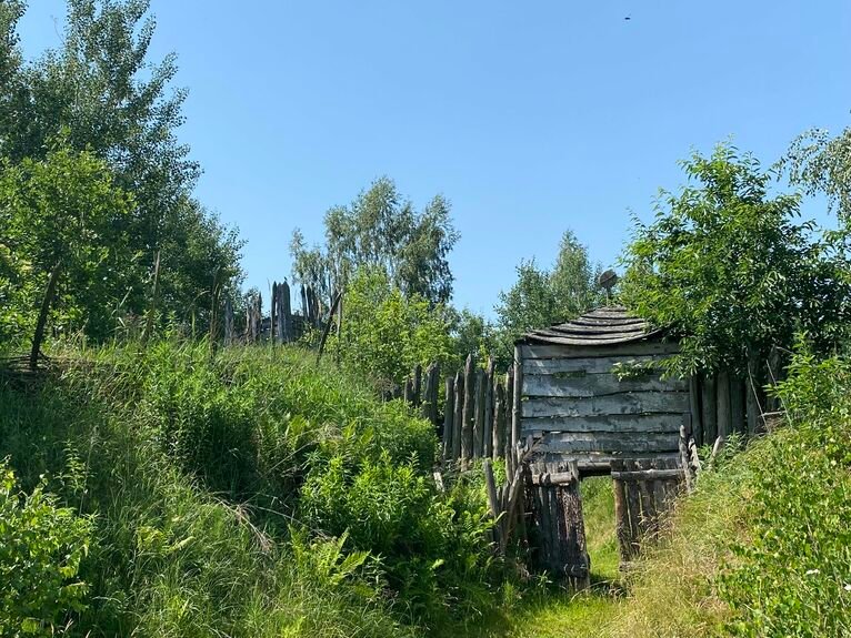 Zwiedzających czeka ładny spacer.