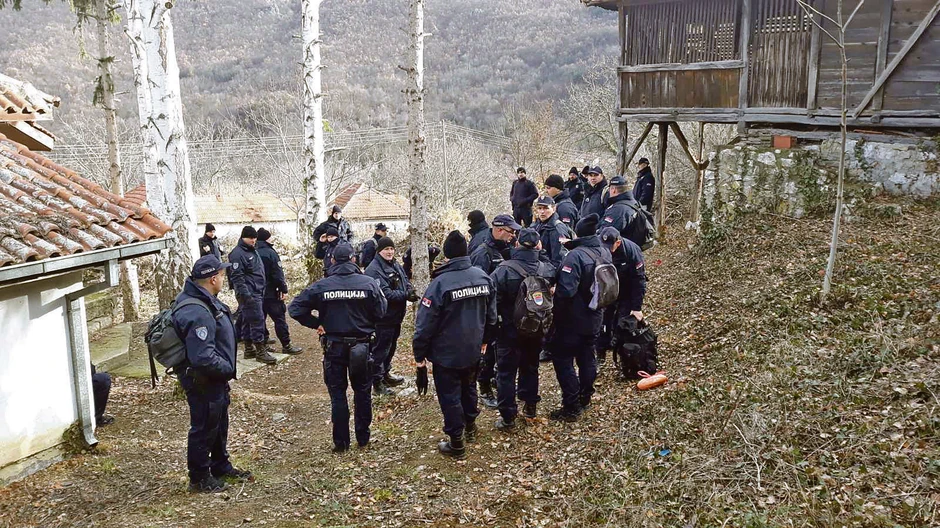 Proteklih dana, ako se u obzir uzmu sva mesta na kojima su navodno otmičar i devojčica viđeni - Brzi Brod, Niševac, Orešac i Pasjača, prešli su minimum šezdesetak kilometara