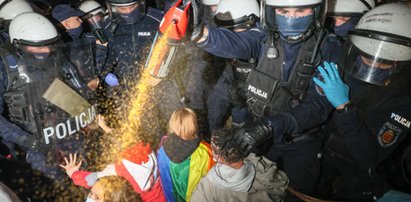 Protesty pod domem Kaczyńskiego. Policjanci użyli gazu