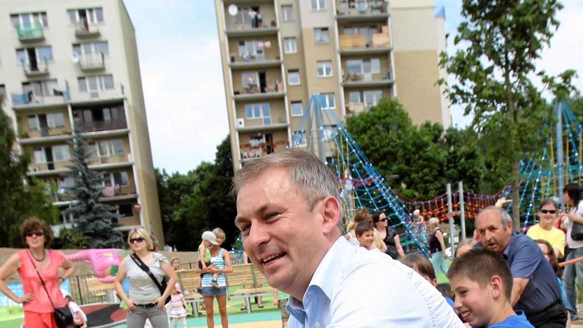 Z okazji Dnia Dziecka na warszawskim Ursynowie otworzono Jurajski Plac Zabaw dla najmłodszych mieszkańców dzielnicy; w uroczystości uczestniczył m.in. szef SLD Grzegorz Napieralski. Politycy różnych partii też pamiętali o dzieciach z okazji ich święta.