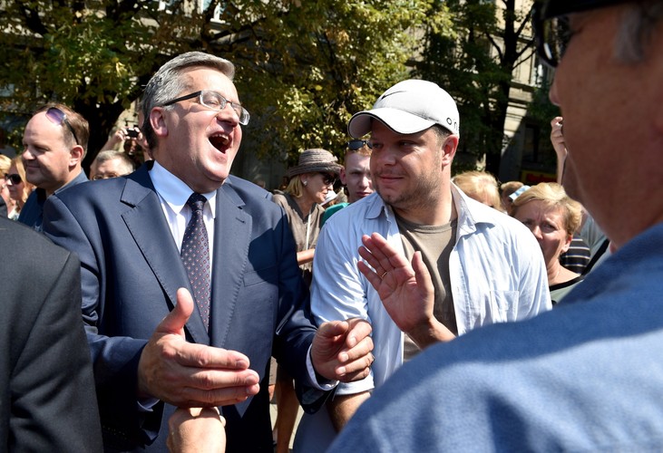 Prezydent Bronisław Komorowski podczas pożegnania z mieszkańcami stolicy na placu Konstytucji w Warszawie