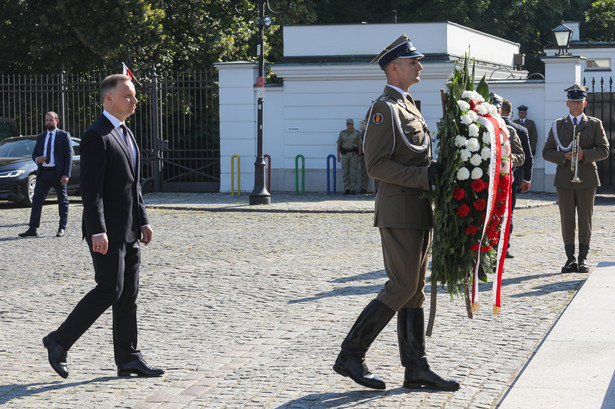 Prezydent RP Andrzej Duda (L) złożył kwiaty przed Pomnikiem Marszałka Józefa Piłsudskiego przy Belwederze w Warszawie