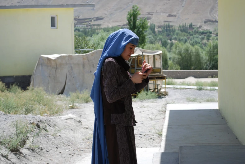 Młoda Afganka korzysta ze smartfona