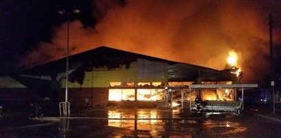 Gigantyczny pożar w Ostrowcu. Spłonął supermarket