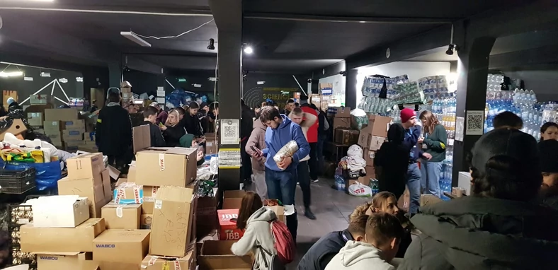 Pod Grand Bazar w Tarnopolu Ukraińcy urządzili punkt pomocy humanitarnej 
