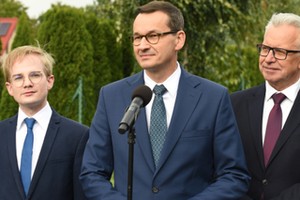 Premier Mateusz Morawiecki (z lewej wiceminister finansów Piotr Patkowski, z prawej Krzysztof Michalkiewicz, prezes zarządu PFRON), Tomaszowice, wrzesień 2019 r. Fot. Krzysztof Radzki/East News