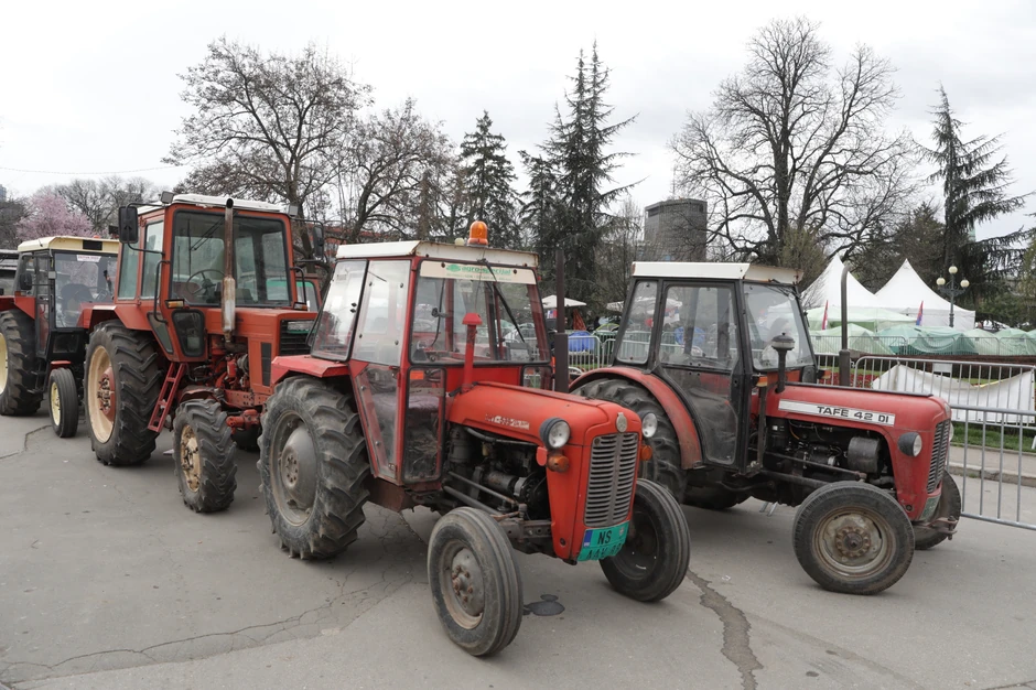 Traktori ispred Pionirskog parka