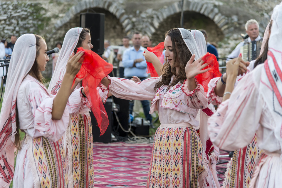 Kobiety tańczące regionalny taniec w tradycyjnych strojach w miasteczku Berat w  Albanii