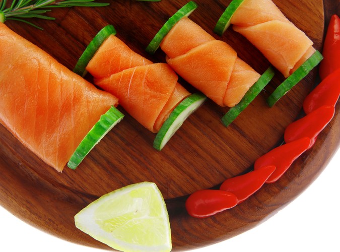 Łosoś. Jest jedną z najzdrowszych ryb morskich, obfitującą w kwasy omega-3, odpowiedzialne za nawilżenie skóry i włosów. Oprócz tego białko łososia zwalcza niedobór białka w organizmie, który często bywa przyczyną matowych włosów i łamliwych paznokcie.