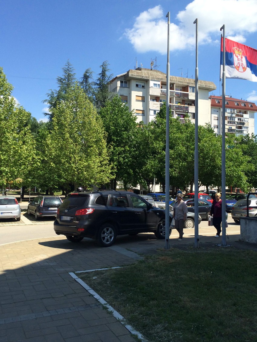 Bahato parkiranje na trotoaru i to ispred Osnovnog suda