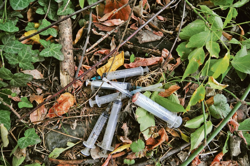 Deca su osuđena da se igraju kod kuće, jer su zelene površine u blizini Metadonskog centra prepune igala