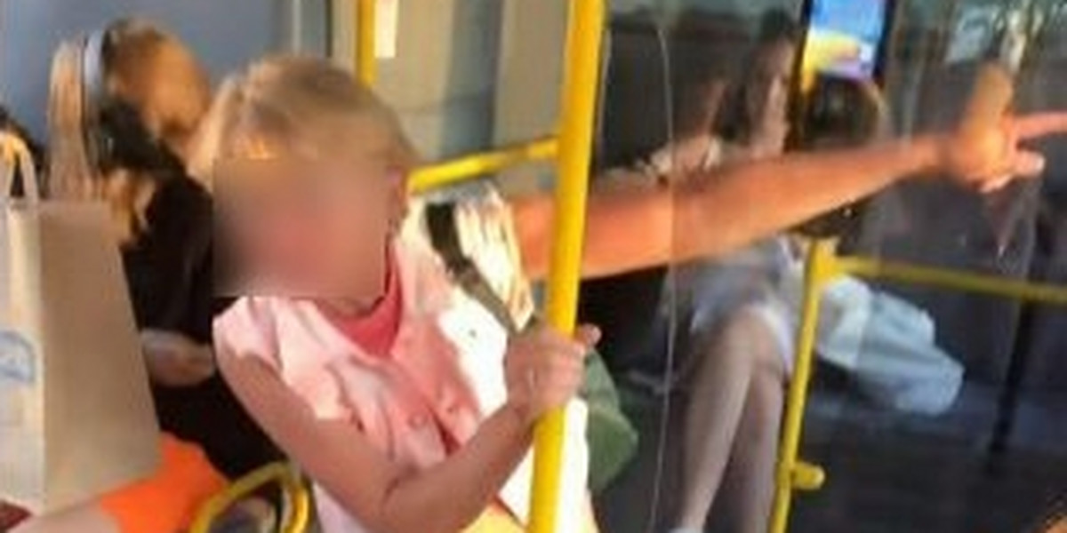 Pasażerka autobusu miejskiego we Wrocławiu wpadła w szał po tym, jak dziewczyna kichnęła.