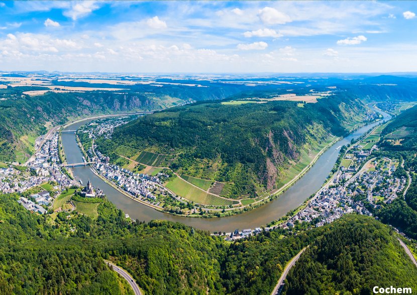 Niezwykła panorama zakola Mozeli i miasteczka Cochem