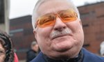 Lech Wałęsa w żółtych okularach 