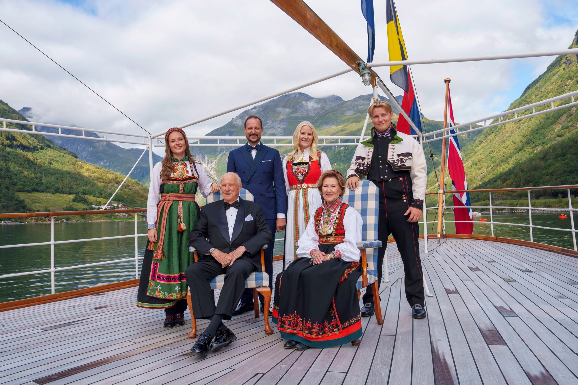 Hostia na svadba nórskej princeznej Märthy Louise a kontroverzného amerického šamana Dureka Verretta.