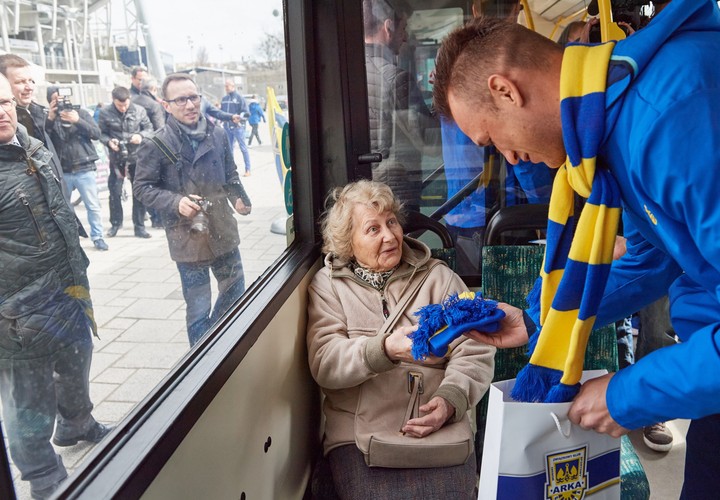 W Gdyni na autobus poczekasz w piłkarskiej bramce