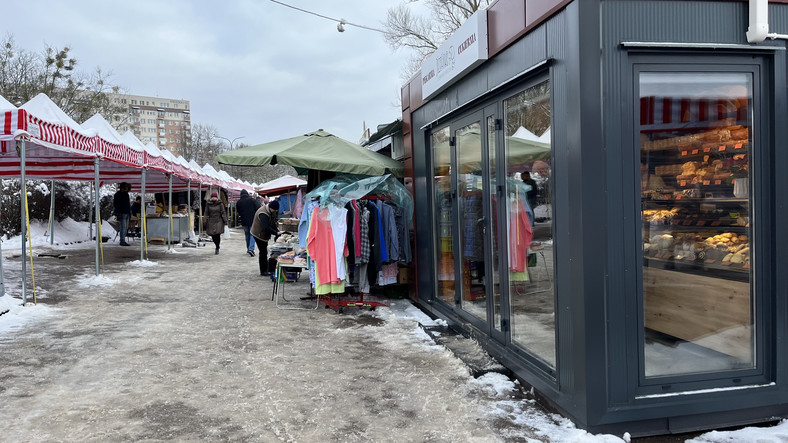 Mroźna pogoda odstraszyła klientów bazaru w Białymstoku