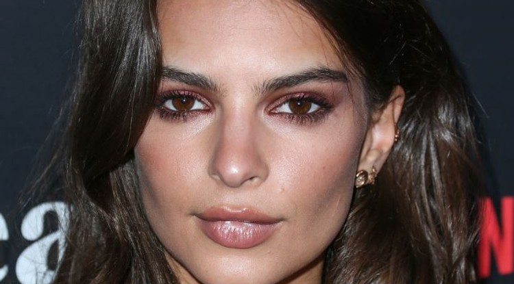 Emily Ratajkowski fél nap alatt háromszor villantotta meg formás idomait 18+