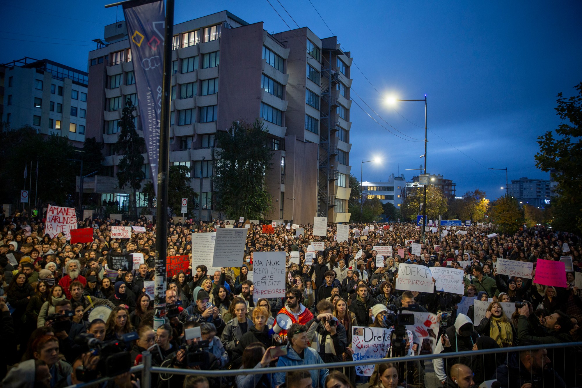 Tisíce ľudí protestovali v Kosove proti pretrvávajúcemu násiliu na ženách.