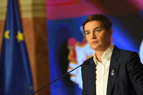 "MORALI SU DA POKAŽU DA JE NEČOVEK SPREMAN DA PUCA NARODU U LEÐA" Brnabić objavila snimak sa šokantnim lažnim naslovima i optužbama na račun Vučića (VIDEO)