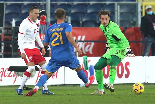 Polak Piotr Zieliński (L) oraz Yevhen Makarenko (C) i Andriy Lunin (P) z Ukrainy podczas towarzyskiego meczu piłkarskiego na Stadionie Śląskim w Chorzowie