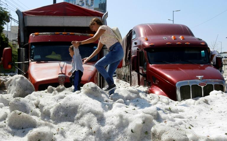 The hail deluge in Guadalajara trapped vehicles of all kinds