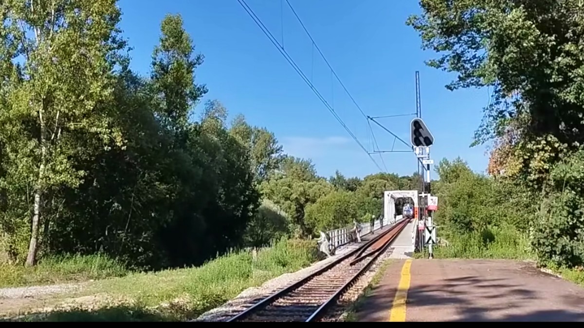 Grupka dzieci potanowiła przejechać na rowerach przez most kolejowy