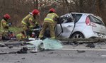 Makabryczny wypadek pod Łodzią. Czołowe zderzenie renault z ciężarówką na obwodnicy Ozorkowa. Przynajmniej jedna osoba nie żyje. FILM