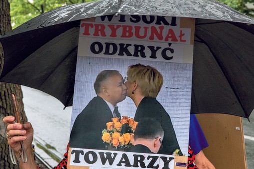 Plakat z Julią Przyłębską i Jarosławem Kaczyńskim, trzymany przez demonstrantów przed siedzibą TK. 13 lipca 2021 r.