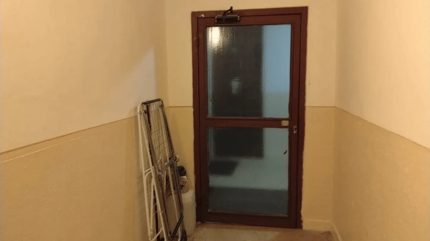 Môže správca vyhodiť cudzie veci z chodby?