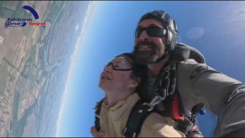 Verio devojku u vazduhu