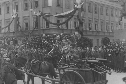 Marszałek Józef Piłsudski przyjmuje defiladę oddziałów piechoty podczas obchodów Święta Niepodległości na placu Saskim w Warszawie, 11 listopada 1927 r.