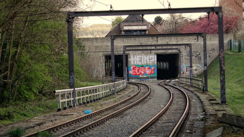 Tory prowadzące na stację Pensée