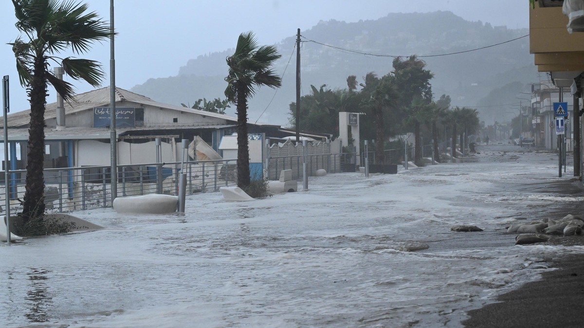 Područja pogođena lošim vremenom u blizini plaže Maceo u Taormini, na istočnoj obali Sicilije, južna Italija, 20. januara 2026. Italijanska služba civilne zaštite izdala je crveno upozorenje na loše vreme širom Sardinije, Sicilije i Kalabrije | Foto: ARMELO IMBESI/EPA/Shutterstock
