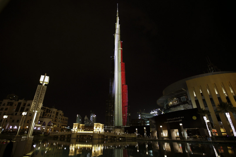 W barwach belgijskiej flagi podświetlono najwyższy budynek na świecie - Burdż Chalifę w Dubaju.