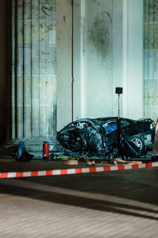 Mercedes uderzył w Bramę Brandenburską, miał polskie tablice rejestracyjne