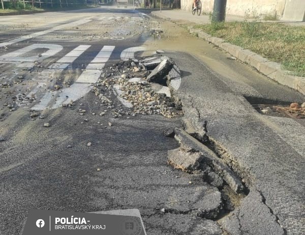 Karadžičova v smere na Krížnu ulicu v Bratislave ostáva uzavretá v dôsledku zatopenia.